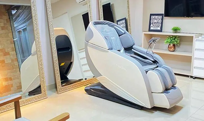 Sala de espera da Clínica Vanitá com cadeira de massagem